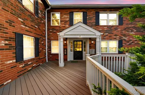 1041 N Clay Ave #E3, Kirkwood, MO 63122