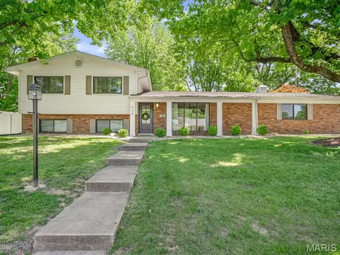 436 Grandview Dr, Edwardsville, IL 62025