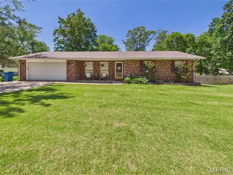 6201 Pinecrest Dr, Poplar Bluff, MO 63901