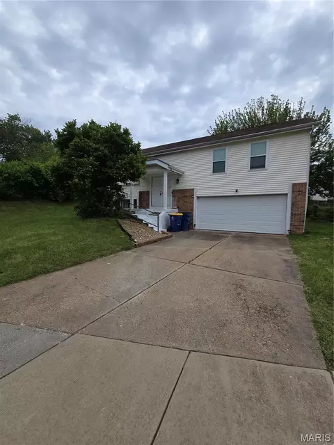 2404 Farnham Ct, Florissant, MO 63033
