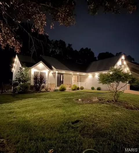 819 Oakmoor Dr, Fenton, MO 63026