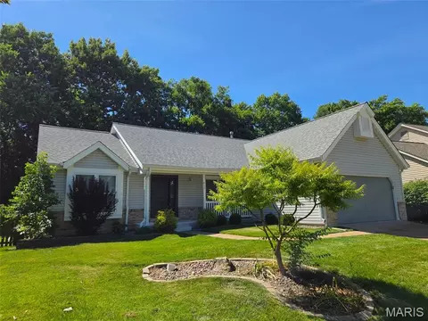 819 Oakmoor Dr, Fenton, MO 63026