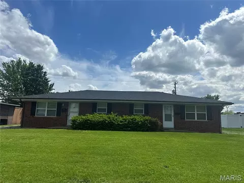 30 Queensway Dr, Belleville, IL 62226