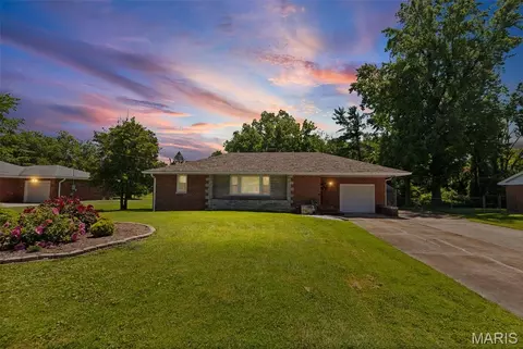 907 Taylor Ave, Godfrey, IL 62035
