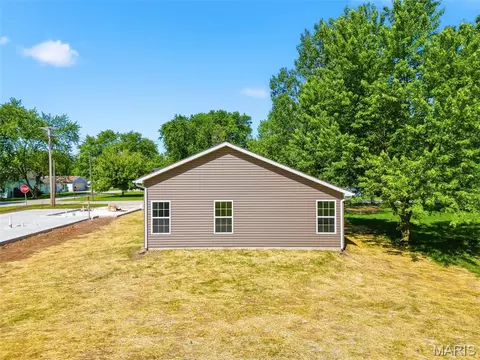 Exterior - 256 Walnut St, Hawk Point, MO 63349 photo 8 of 10