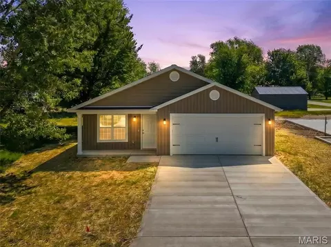 256 Walnut St, Hawk Point, MO 63349