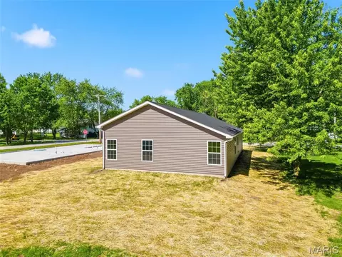 Exterior - 256 Walnut St, Hawk Point, MO 63349 photo 7 of 10