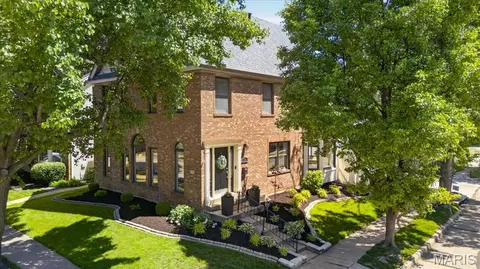 950 Barnard College Ln, Saint Louis, MO 63130