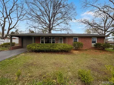 569 Lodge Dr, Saint Louis, MO 63126