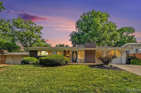 2425 Brook Dr, Florissant, MO 63033