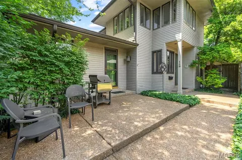 149 N Hanley Rd, Saint Louis, MO 63105