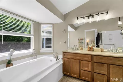Bath - 1233 Powell Pl, Pacific, MO 63069 photo 1 of 4