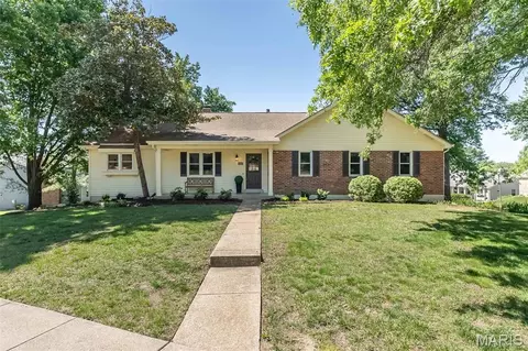 1903 Farm Valley Dr, Chesterfield, MO 63017