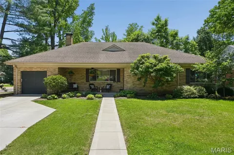 446 Hampshire Ct, Webster Groves, MO 63119