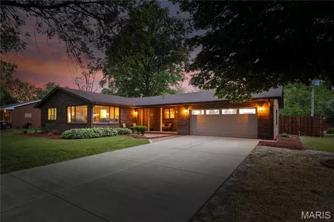 5 Magnolia Dr, Moro, IL 62067