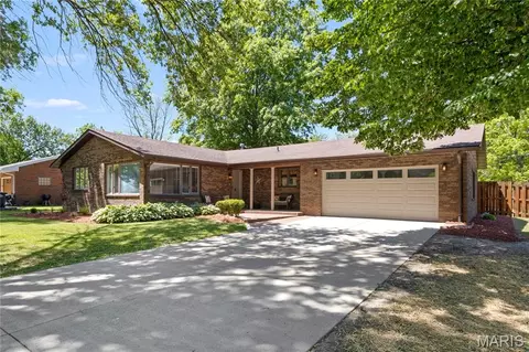 5 Magnolia Dr, Moro, IL 62067