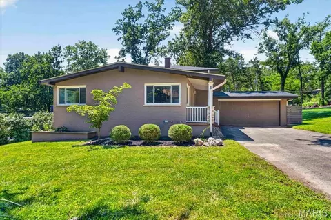 6 The Knolls Ln, Creve Coeur, MO 63141