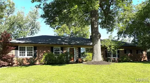 20 Ridge Line Dr, Warson Woods, MO 63122