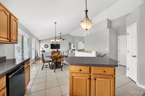 Kitchen - 1214 Sunny Ridge Dr, O'fallon, MO 63366 photo 4 of 5