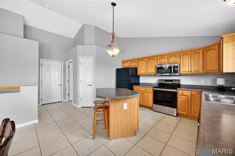 Kitchen - 1214 Sunny Ridge Dr, O'fallon, MO 63366 photo 3 of 5
