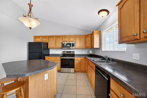 Kitchen - 1214 Sunny Ridge Dr, O'fallon, MO 63366 photo 2 of 5