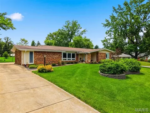 409 Mayfair Dr, Ballwin, MO 63011 photo 2