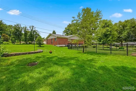 409 Mayfair Dr, Ballwin, MO 63011 photo 57