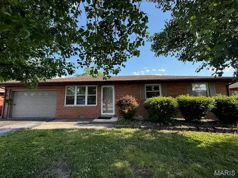 4 Fontainebleau Dr, Granite City, IL 62040