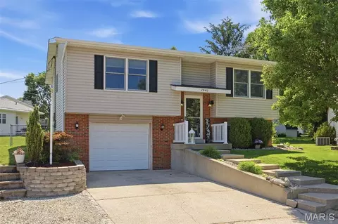 2840 Orchid Ct, Highland, IL 62249