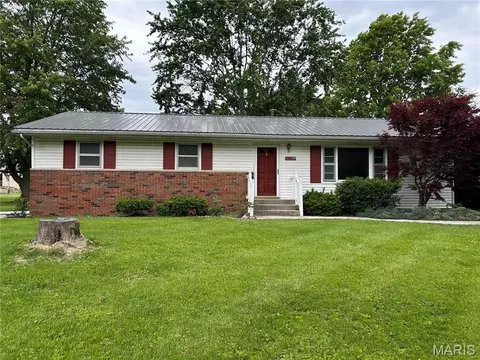 316 Loomis Ln, Carlinville, IL 62626