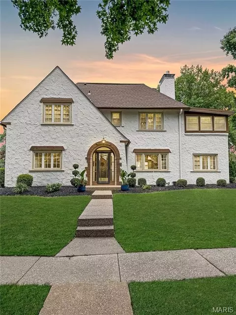 7401 Oxford Dr, Saint Louis, MO 63105
