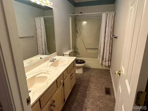 Bath - 4 Grayson Ridge Dr, Washington, MO 63090 photo 5 of 5