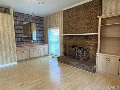 Living - 4 Grayson Ridge Dr, Washington, MO 63090 photo 4 of 5