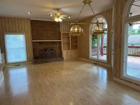 Living - 4 Grayson Ridge Dr, Washington, MO 63090 photo 3 of 5