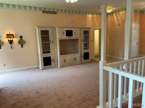 Living - 4 Grayson Ridge Dr, Washington, MO 63090 photo 2 of 5