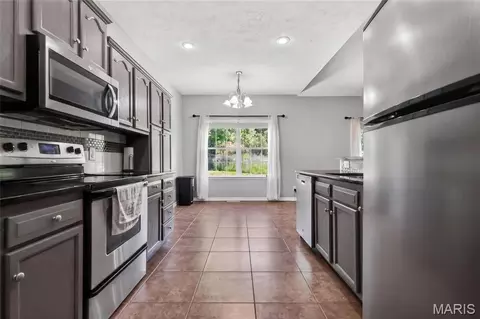 Kitchen - 115 Birchtree Cir, Saint Robert, MO 65584 photo 3 of 5
