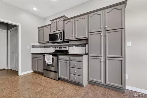 Kitchen - 115 Birchtree Cir, Saint Robert, MO 65584 photo 2 of 5