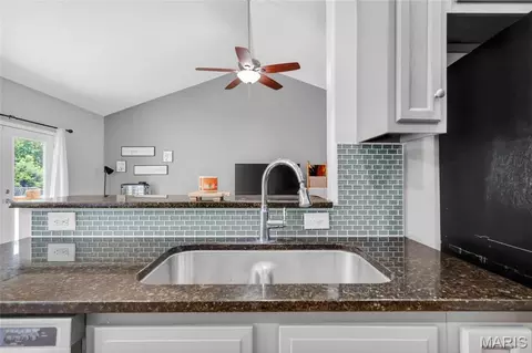 Kitchen - 115 Birchtree Cir, Saint Robert, MO 65584 photo 4 of 5