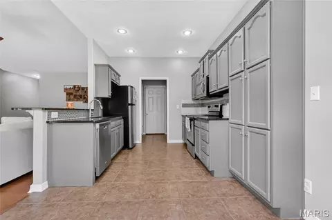 Kitchen - 115 Birchtree Cir, Saint Robert, MO 65584 photo 1 of 5