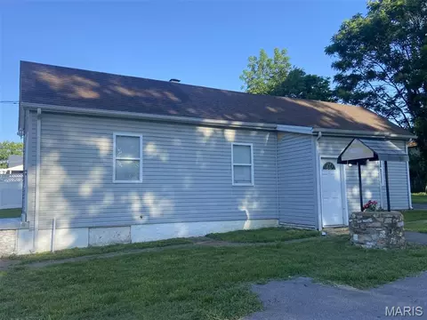 225 E Arlee Ave, Saint Louis, MO 63125