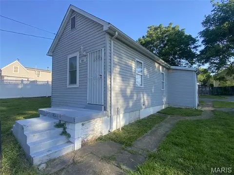 225 E Arlee Ave, Saint Louis, MO 63125