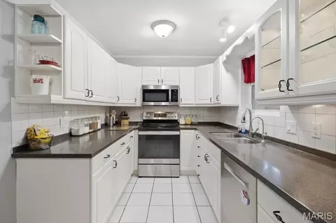 Kitchen - 112 Willow Dr, Eureka, MO 63025 photo 2 of 2
