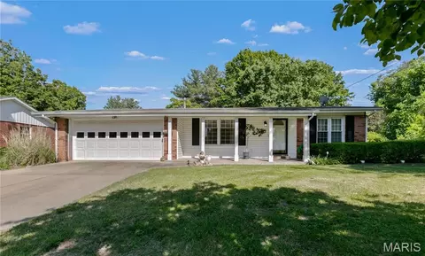 5013 Staten Dr, Godfrey, IL 62035