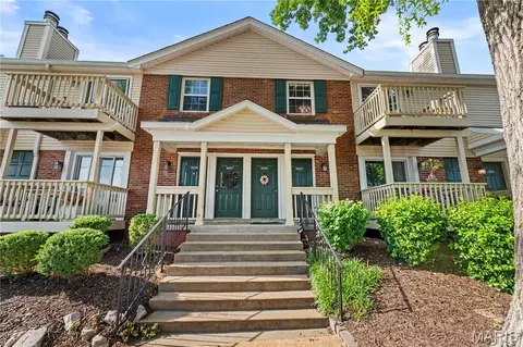 9125 N Swan Cir, Brentwood, MO 63144