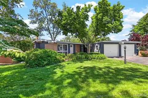 79 Willow Brook Dr, Saint Louis, MO 63146