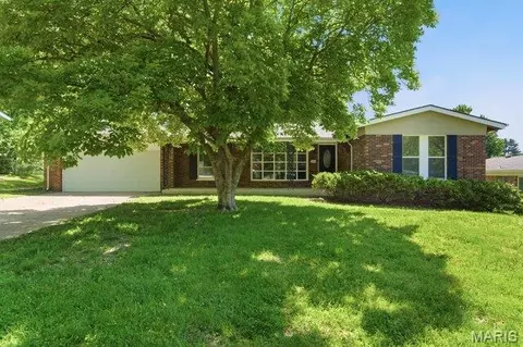 13910 Sunland Dr, Florissant, MO 63034