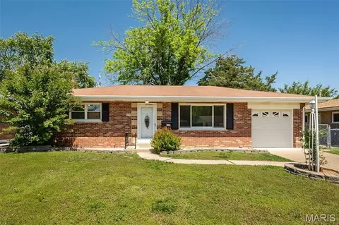 215 Walworth Dr, Saint Louis, MO 63125
