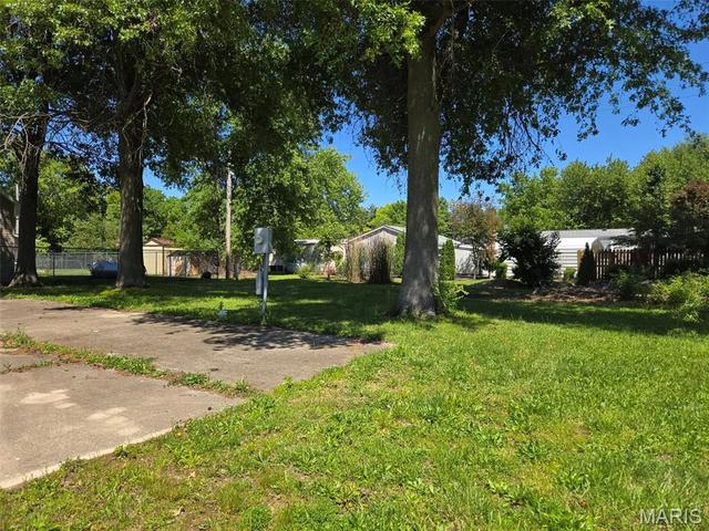 15914 Menzel Manor Dr, Carlyle, IL 62231