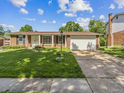 9709 Brookmere Dr, Saint Louis, MO 63123