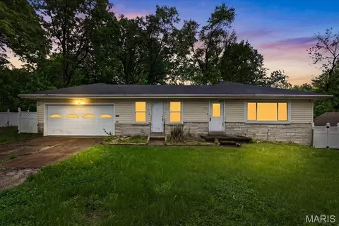 2360 Chambers Rd, Moline Acres, MO 63136